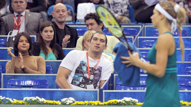 Александр Овечкин наблюдает за игрой Марии Кириленко.