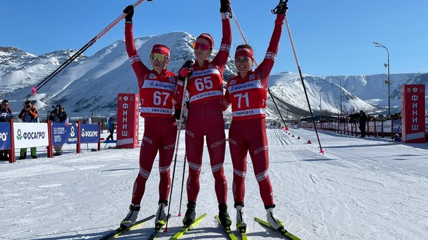 Наталья Непряева (в центре), Мария Истомина (слева) и Анастасия Прокофьева.