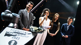 Ян Непомнящий (слева) и Дин Лижэнь (справа) на церемонии открытия матча на шахматную корону.