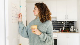 Девушка пишет на доске