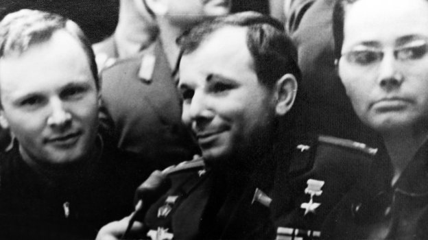 Спортивный комментатор Владимир Писаревский берет интервью у Юрия Гагарина