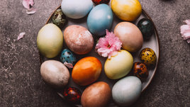 Пасхальные яйца на столе