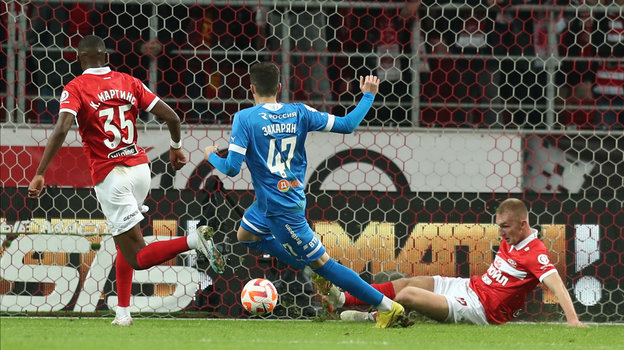 Арсен Захарян забивает гол в ворота «Спартака»