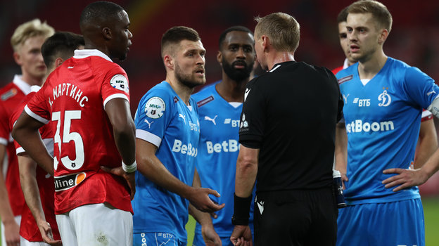 Дмитрий Скопинцев и арбитр матча Сергей Иванов