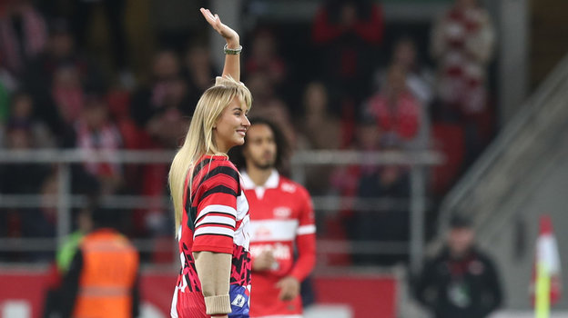 Символический удар перед началом матча выполнила болельщица красно-белых теннисистка Анастасия Потапов.