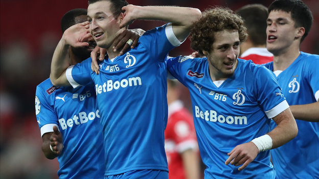 Денис Макаров празднует свой гол