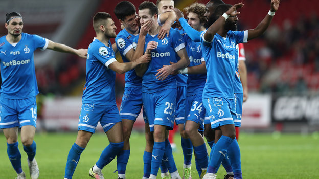 Денис Макаров принимает поздравления от одноклубников