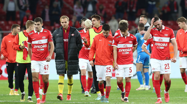 Спартаковцы покидают поле после матча