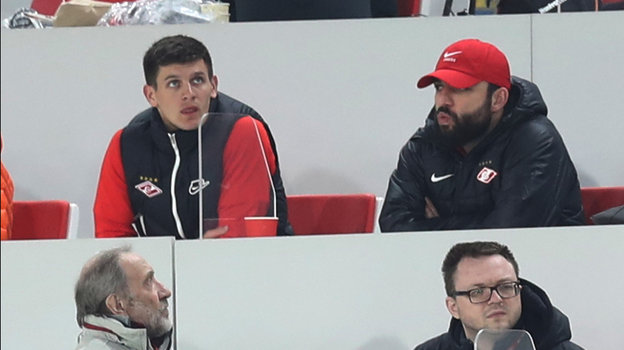 Капитан «Спартака» Георгий Джикия (справа) наблюдал за ходом игры с трибуны.