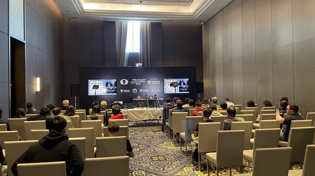 Виши Ананд и американская шахматистка Ирина Круш комментируют партию для болельщиков.