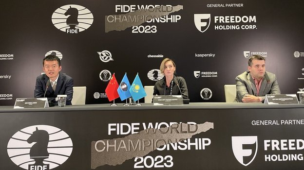 Дин Лижэнь (слева) и Ян Непомнящий (справа) на пресс-конференции после первой партии.