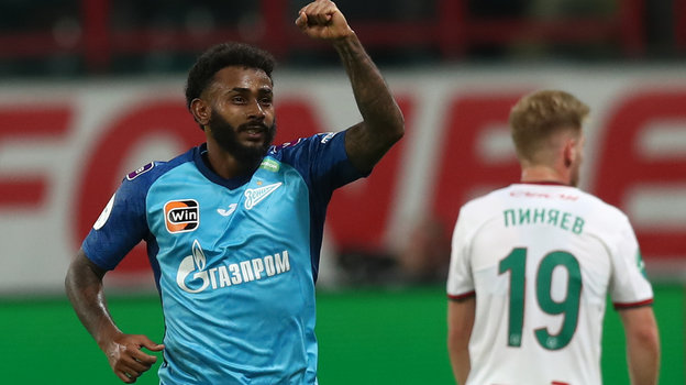 Вендел празднует забитый гол.