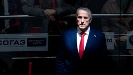 Тренер Боб Хартли.