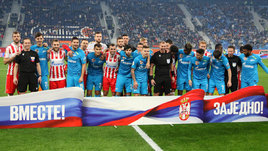 Игроки «Зенита» и «Црвены Звезды» перед началом товарищеского матча