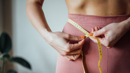 Девушка измеряет талию