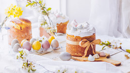 Пасхальная композиция с куличом и яйцами