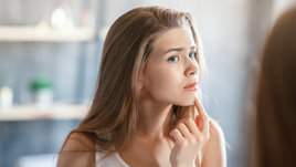 Девушка стоит перед зеркалом