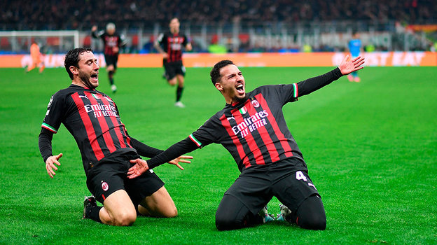 Давиде Калабрия и Исмаэль Беннасер празднуют гол. Игроки «Милана» Давиде Калабрия и Исмаэль Беннасер празднуют гол.