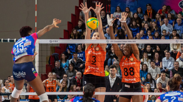 Джулия Итума (слева).