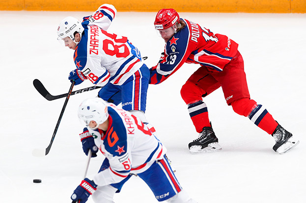 Дамир Жафяров (слева). Хоккеист СКА Дамир Жафяров.