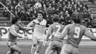 2 ноября 1983 года. Минск. «Динамо» Мн — «Раба ЭТО» — 3:1. Динамовец Виктор Сокол (второй слева) в матче 1/8 финала Кубка чемпионов.