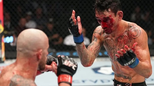 Макс Холлоуэй (справа).