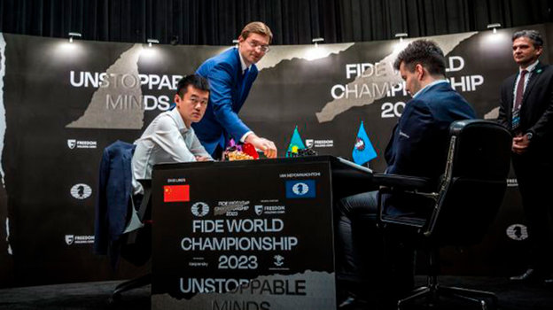 Ян Непомнящий и Дин Лижэнь. Шахматисты Ян Непомнящий и Дин Лижэнь.