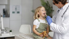 Девочка на приеме у педиатра