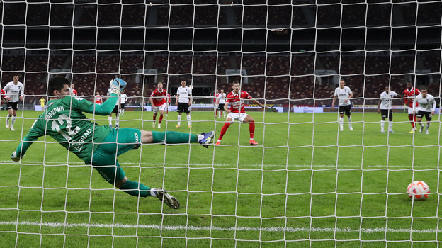 Роман Зобнин реализует пенальти в ворота Егора Бабурина в матче «Торпедо» — «Спартак»