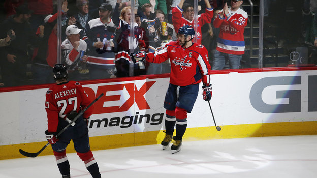 Александр Овечкин в этом сезоне отпраздновал несколько голов со старшим сыном Сергеем (вне кадра).