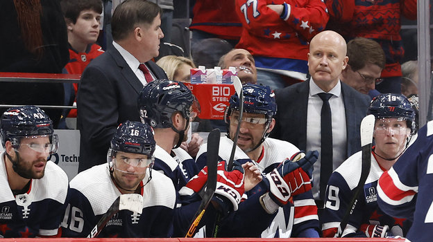 Александр Овечкин (№ 8) и Евгений Кузнецов (№ 92) на скамейке с главным тренером Питером Лавиолеттом.