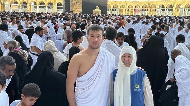 Шавкат Рахмонов с матерью. Шавкат Рахмонов с матерью.