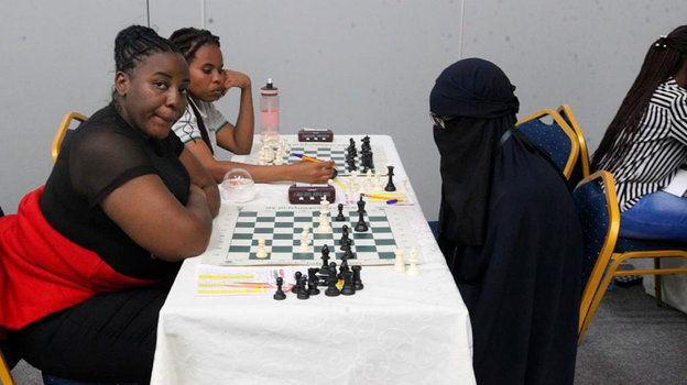 Мужчина в никабе в время партии.