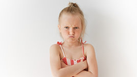 Маленькая девочка обижена.