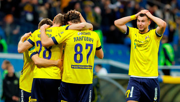 Футболисты «Ростова» празднуют гол.