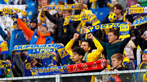 Болельщики «Ростова». Болельщики «Ростова» с шарфами.