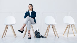 Девушка сидит на стуле