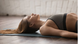 Девушка лежит на полу