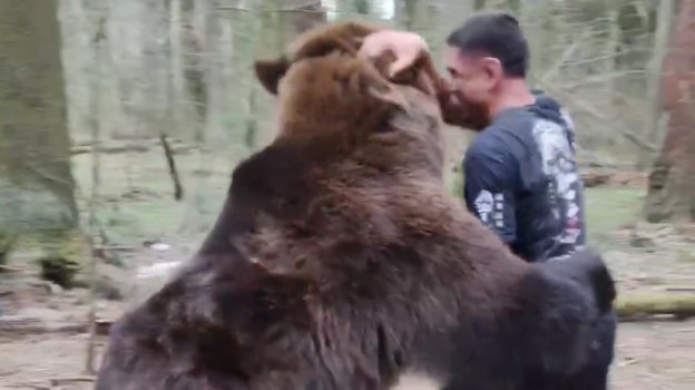 Ясубей Эномото против медведя.