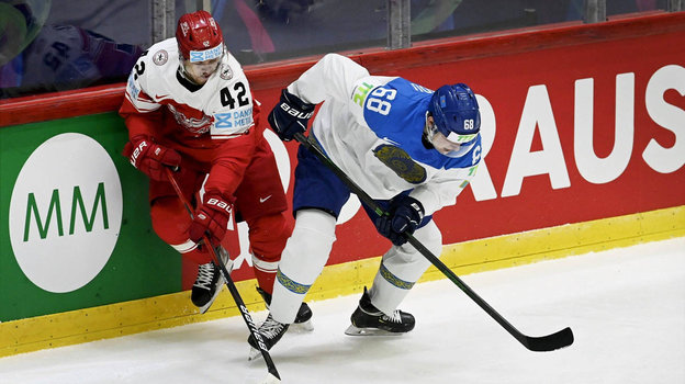 Хоккеисты Миккель Огор и Дмитрий Гурков в матче Дания — Казахстан