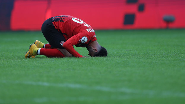 Футболист «Химок» на газоне. Футболист «Химок» на газоне