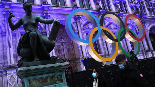 Олимпийские кольца на улице в Париже