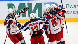 Хоккеисты ЦСКА празднуют гол в ворота «Ак Барса»