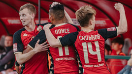 Футболисты Данил Полубояринов, Андрес Понсе и Константин Савичев