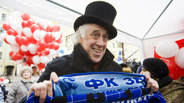 Актер Сергей Мигицко с шарфом «Зенита»