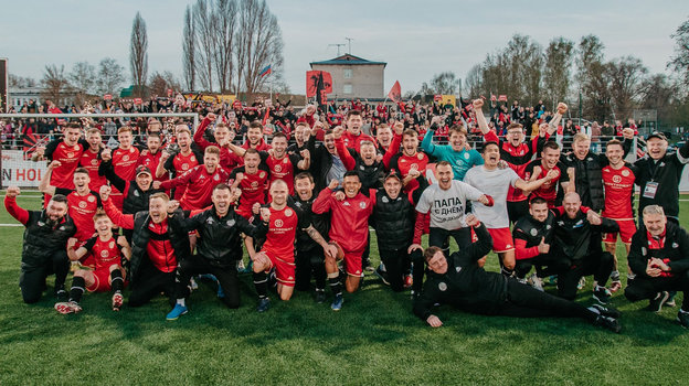 Футболисты «Акрона» празднуют победу в матче против «Спартака». Радость футболистов «Акрона»