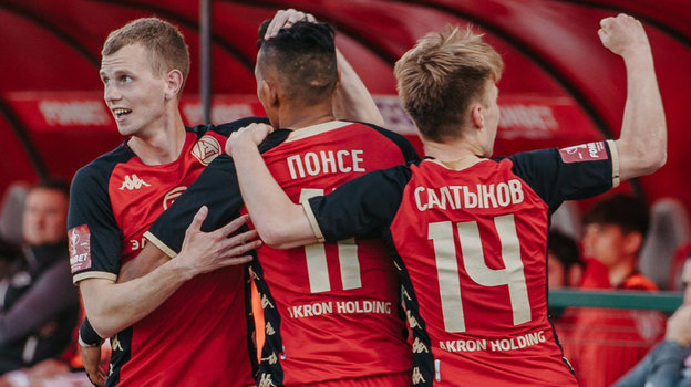 Футболисты Данил Полубояринов, Андрес Понсе и Константин Савичев