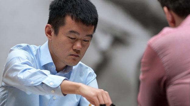 Дин Лижэнь в восьмой партии матча за мировую шахматную корону.