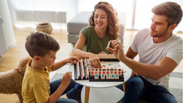 Семья играет в настольную игру