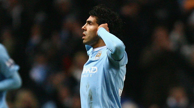 Карлос Тевес празднует гол в матче «МЮ» и «Манчестер Сити». Карлос Тевес празднует гол в матче «МЮ» и «Манчестер Сити».